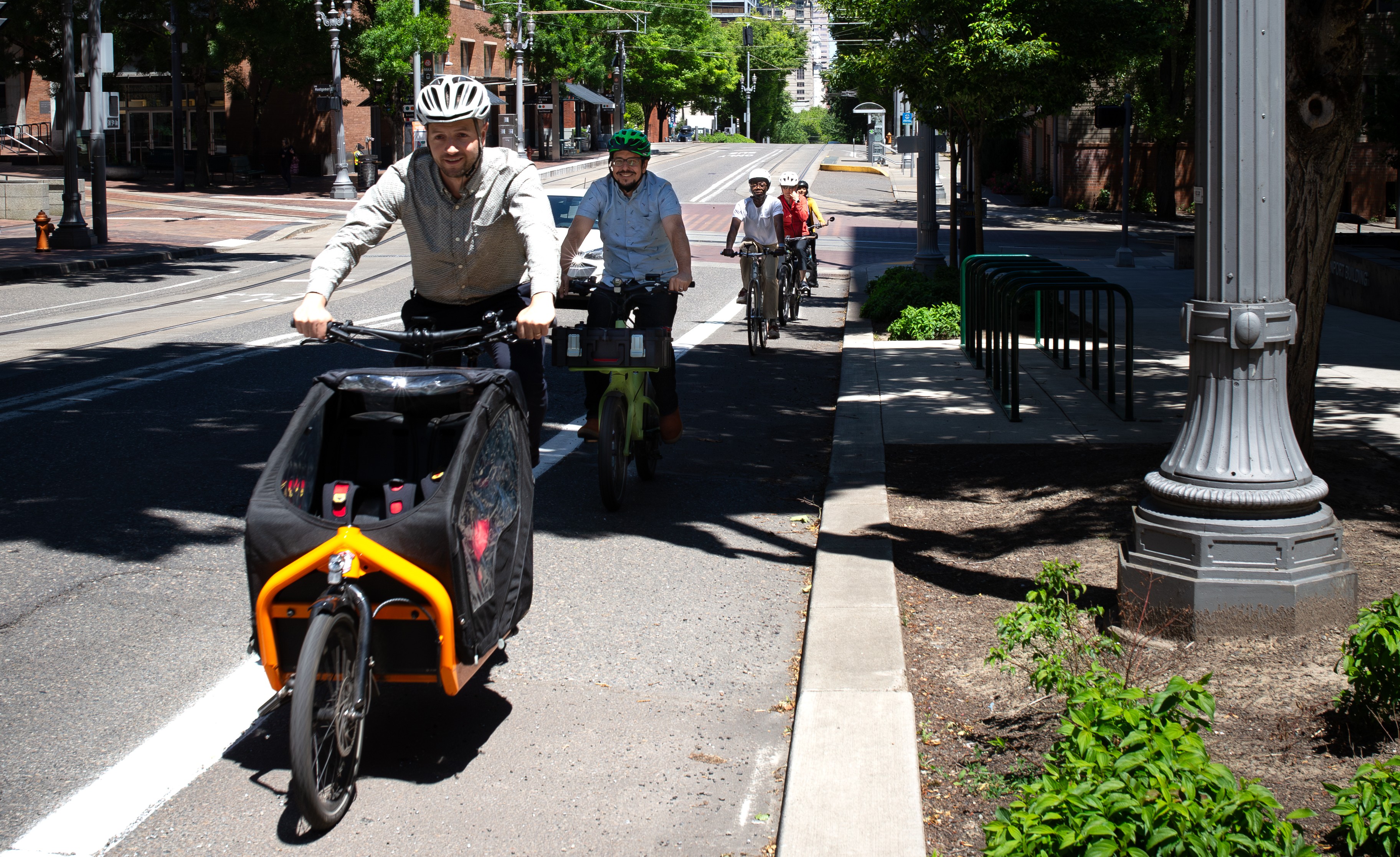 Banner image of an example of an e-bike and how it can be used to transport everyday items you might transport in a automobile
